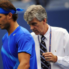 Nadal conversa con el árbitro después de detener el partido.