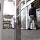 Un cartel que pide la libertad de Uribetxebarria en la entrada del hospital.