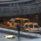 El cuerpo de una de las víctimas yace en la plaza Saint-Lambert en Lieja, Bélgica.