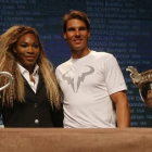 Serena Williams y Rafael Nadal, campeones de Roland Garros en el 2013, posan durante el sorteo del cuadro del 2014.