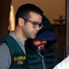 Imagen de la detención de uno de los implicados. J. L. CEREIJIDO