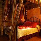 Uno de los dormitorios del Valleval,el exteriorde la casona,el salón de la chimenea y el comedor.