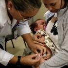 Imagen de una niña siendo vacunada contra la sarampión. FERNANDO BIZERRA