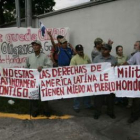 Manifestantes que apoyan a Zelaya.