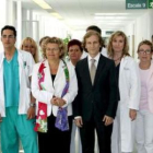 Marina Geli acompañada por el equipo médico del Hospital Clínic de Barcelona.