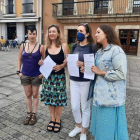 Representantes del colectivo, ayer, a las puertas del Ayuntamiento. DL