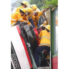 Bomberos trabajan en el rescate de las víctimas en Hong Kong