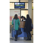 Dos pasajeras facturando para tomar el vuelo a París.