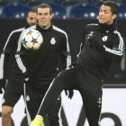 Gareth Bale y Cristiano Ronaldo entrenan durante la sesión de trabajo en Gelsenkirchen.