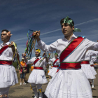 Color, tradición y devoción se dan cita en la romería. FERNANDO OTERO