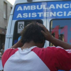 Imagen de archivo de un compañero de un trabajador herido en accidente laboral en León.