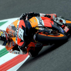 Pedrosa toma una curva durante los entrenamientos libres para el Gran Premio de Italia .