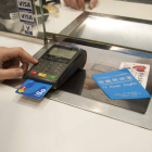 A cada español se le podría asignar al menos una tarjeta de crédito. FERNANDO OTERO PERANDONES