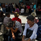 Un grupo de venezolanos hacen cola frente a un banco de Caracas para cobrar sus pensiones.