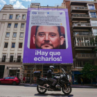 Podemos ha instalado en Madrid una lona con el rostro del hermano de Isabel Díaz Ayuso. BORJA SÁNCHEZ TRILLO