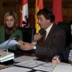 María Eugenia Gancedo firma el convenio con el presidente de la Diputación, Javier García-Prieto