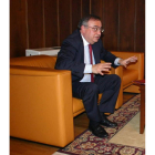 El director general de la Ciuden, gesticulando durante una entrevista en la alcaldía de Ponferrada.