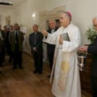 El obispo de León, Julián López, bendice la hospedería de San Isidoro