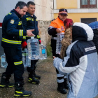 Reparto de garrafas de agua potable ayer, en Toro. MARIAM A. MONTESINOS