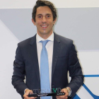 El leonés Pablo Casas, tras recoger el premio. DL