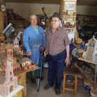 Los hermanos David y Andrés Robles de Celis, en su taller familiar de la localidad de Navatejera. DL