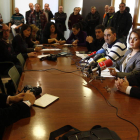 Nuria Lesmes, junto a Cayón y agentes sindicales, dan cuenta del acuerdo laboral en 2013.