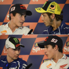 Márquez habla con Rossi y con Lorenzo en la conferencia de prensa oficial del Gran Premio de San Marino.