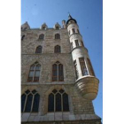 Vista exterior del edificio Botines, sede central de Caja España