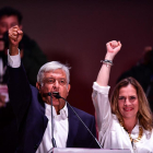 Andrés Manuel López Obrador y su esposa celebran la victoria en las presidenciales de México.