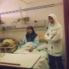 Fátima, con su hijo recién nacido en la unidad neonatal del hospital de Kalkilia