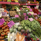 Vista de un puesto con frutas y hortalizas en un mercado de Madrid. JAVIER LIZÓN