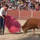 Imagen de televisión de una de las becerradas de San Rafael. LA 8 CYLTV