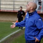 El entrenador de la Peña, Adrián Benavides, da instrucciones a sus jugadores durante un partido del campenato de Liga.