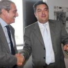 Azuara y José Luis Ramón se estrechan la mano tras la firma del segundo convenio de colaboración
