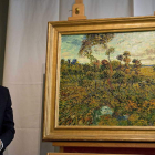 El director del Museo Van Gogh, Alex Rüger, con la nueva obra del artista, ‘Puesta de sol en Montmajour’.