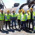 El dirigente nacional de UGT recorrió ayer la planta de cementos de Toral con la dirección. DE LA MATA