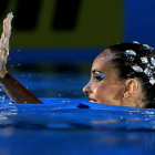 La nadadora española Ona Carbonell saluda al público tras ejecutar su ejercicio en la final de la rutina libre individual en la piscina del Palau Sant Jordi de los Campeonatos del Mundo de Natación que se celebran en Barcelona, en la que ha conseguido la