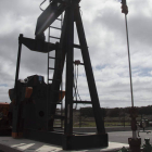 El Museo del Petróleo, único en España, abre sus puertas para enseñar a turistas y visitantes cómo se sigue extrayendo petróleo en La Lora. R. ORDÓÑEZ