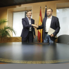 Rafael Hernando, del PP, y Juan Carlos Girauta, de Ciudadanos, durante la firma del pacto anticorrupción.