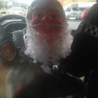 La cabeza de la figura de Papá Noel, ayer dentro del coche policial. DL