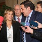Concepción Domínguez junto al Sáez Aguado, ayer durante su presentación.