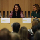 La escritora Care Santos y la profesora de la ULE Natalia Álvarez, en la conferencia de ayer. RAMIRO