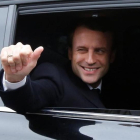 Emmanuel Macron, saluda feliz desde el coches el día de la segunda vuelta de las presidenciales.