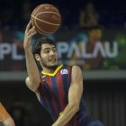 Abrines recupera un balón en un partido de Liga de esta temporada.