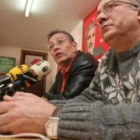 Germán Valcarce, junto a Tito Martínez, criticó ayer la política medioambiental del equipo de Riesco