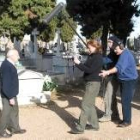 Fernando Cordero y la sobrina de Carpio rodando en el cementerio