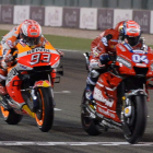 Dovizioso cruza la meta por delante de Marc Márquez. THEKKAYIL