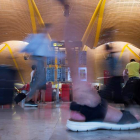 Viajeros ante los mostradores del aeropuerto de Madrid Barajas. FERNANDO VILLAR