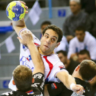 Iosu Goñi se faja con la defensa del Partizán en el partido que clasificó a los leoneses.