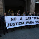 Los letrados y profesionales de la Justicia desplegaron ayer una pancarta en contra de las tasas.